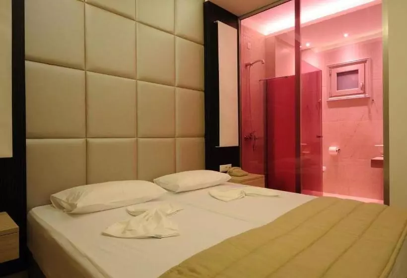 اتاق استاندارد, Louloudis Fresh Adults Only