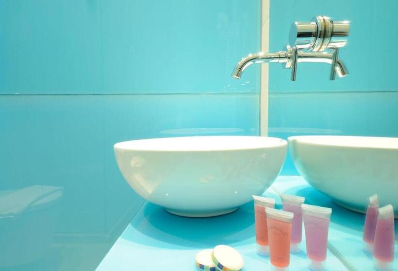 اتاق استاندارد, Louloudis Fresh Adults Only