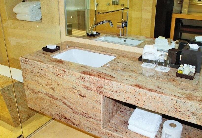 Люкс Мастер, Eb Hotel Miami Airport