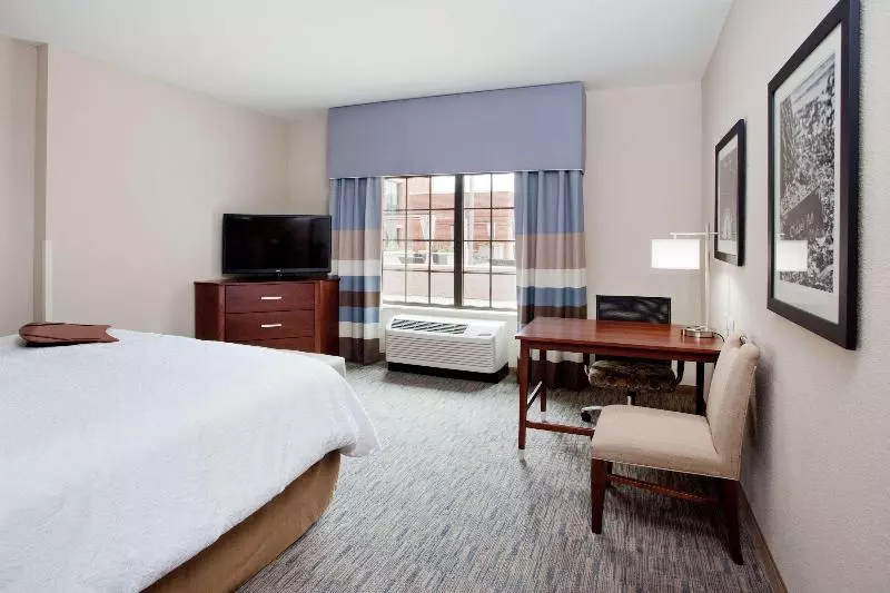 キングサイズベッドのスタンダードルーム, Hampton Inn & Suites Chapel Hillcarrboro/downtown