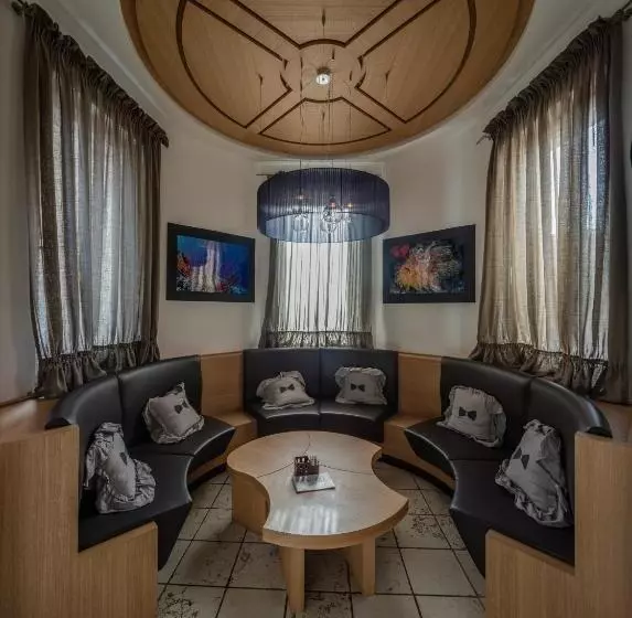 コンフォートルーム, Albergo Caffe Centrale