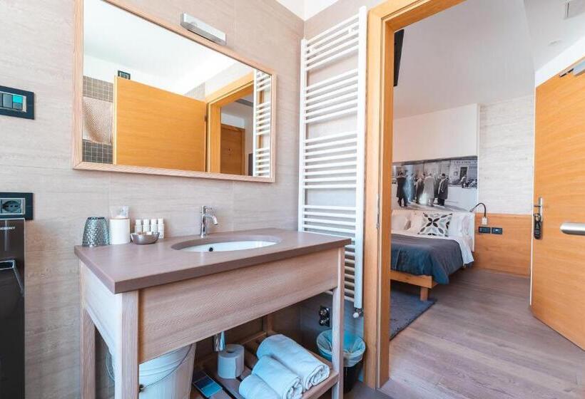 四人高级间, Albergo Caffe Centrale
