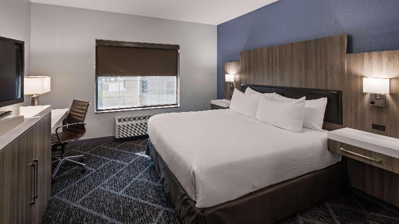 מיטת קינג בסוויטה, Best Western Plus Appleton Airport Mall