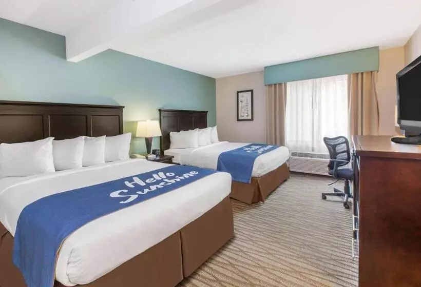 ２ダブルベッドのスタンダードルーム, Days Inn By Wyndham Petoskey