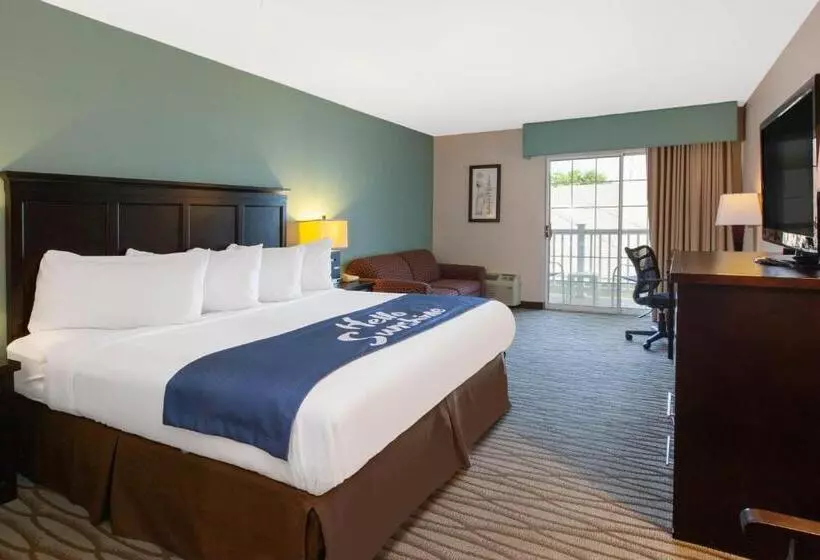 キングサイズベッドのデラックスルーム, Days Inn By Wyndham Petoskey