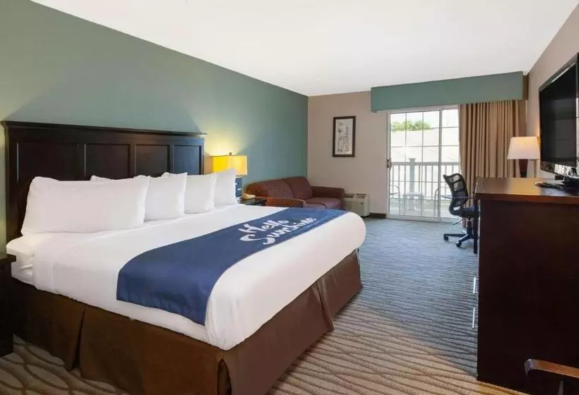 キングサイズベッドのデラックスルーム, Days Inn By Wyndham Petoskey