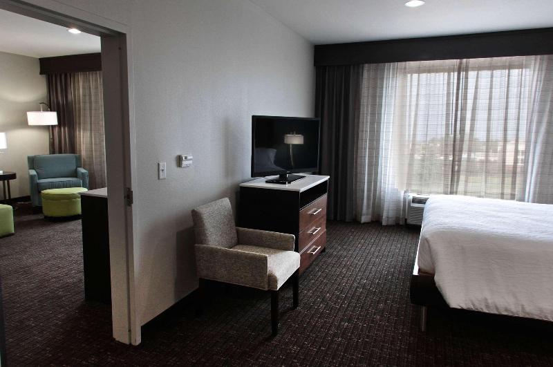 带大床的套房, Hilton Garden Inn Victoria