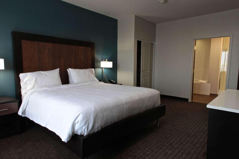 带大床的套房, Hilton Garden Inn Victoria