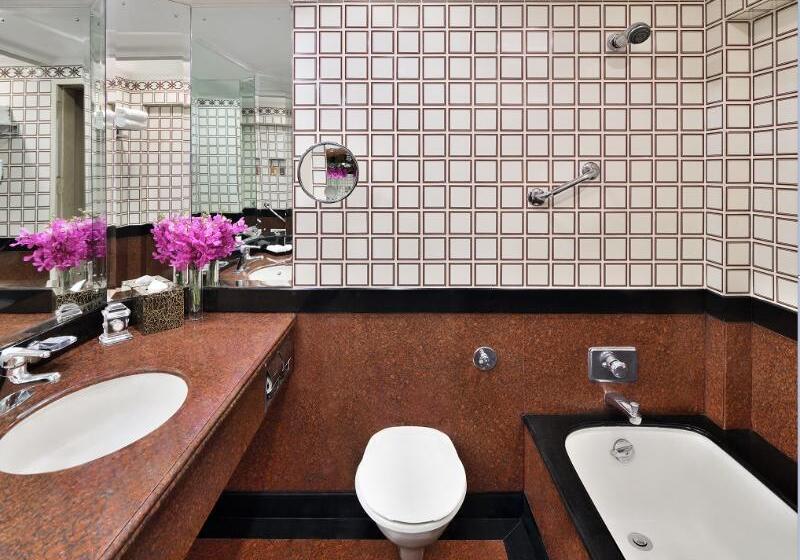 带大床的小型套房, Hilton Garden Inn Victoria