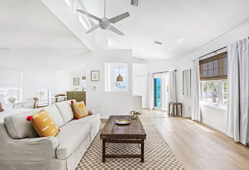 غرفة دور أخير, Island Cottage Inn