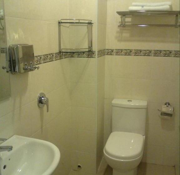 标准单人间, Desaria