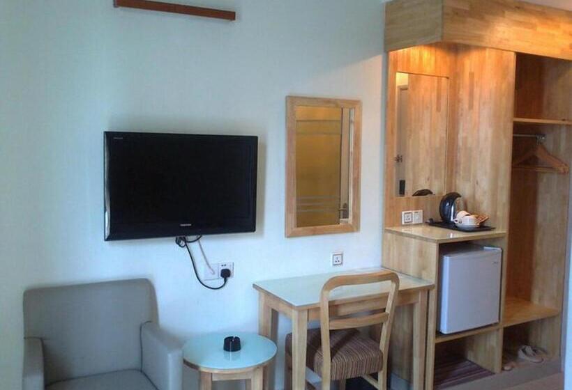 标准三人间, Desaria