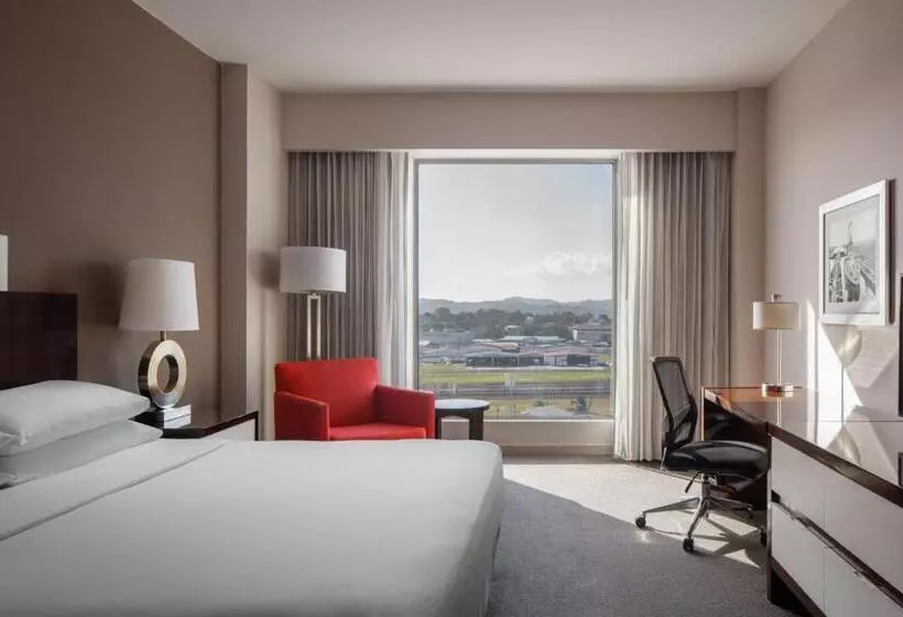 キングサイズベッドのスタンダードルーム, Marriott Panama Hotel   Albrook