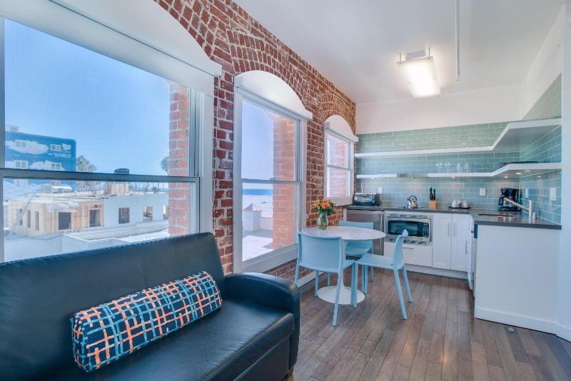 سوییت با چشمانداز جانبی دریا, Venice Breeze Suites