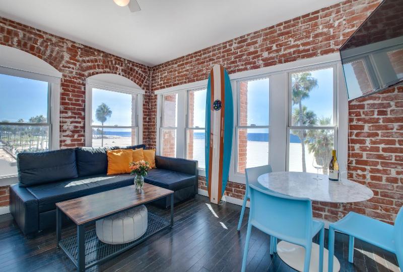 سوییت با چشمانداز دریا, Venice Breeze Suites