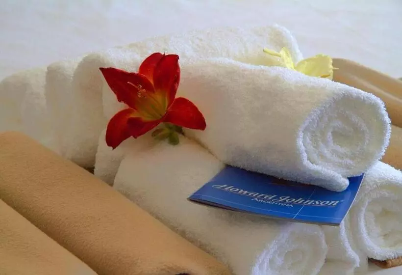 キングサイズベッドのスタンダードルーム, Howard Johnson Hotel & Convention Center Madariaga   Carilo