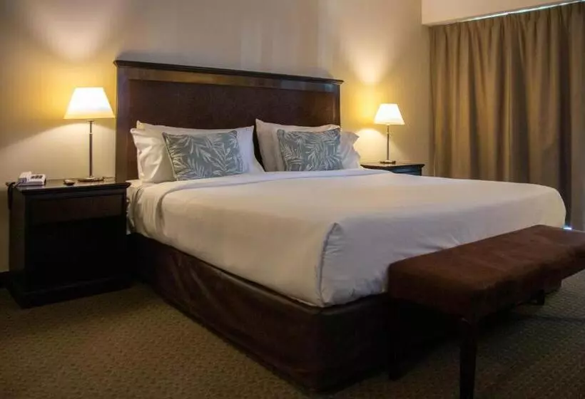 キングサイズベッドのスタンダードルーム, Howard Johnson Hotel & Convention Center Madariaga   Carilo