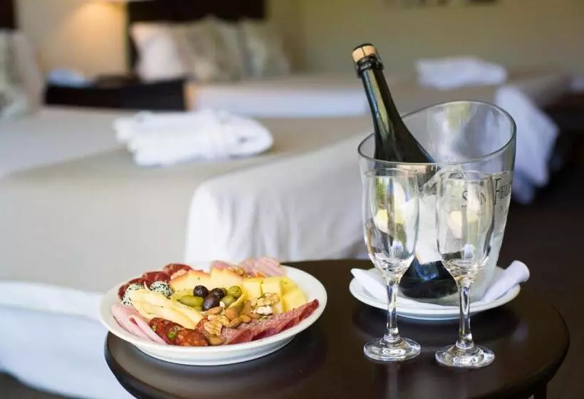 キングサイズベッドのスタンダードルーム, Howard Johnson Hotel & Convention Center Madariaga   Carilo
