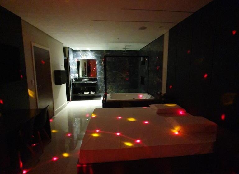 デラックススイート, Desejo Motel