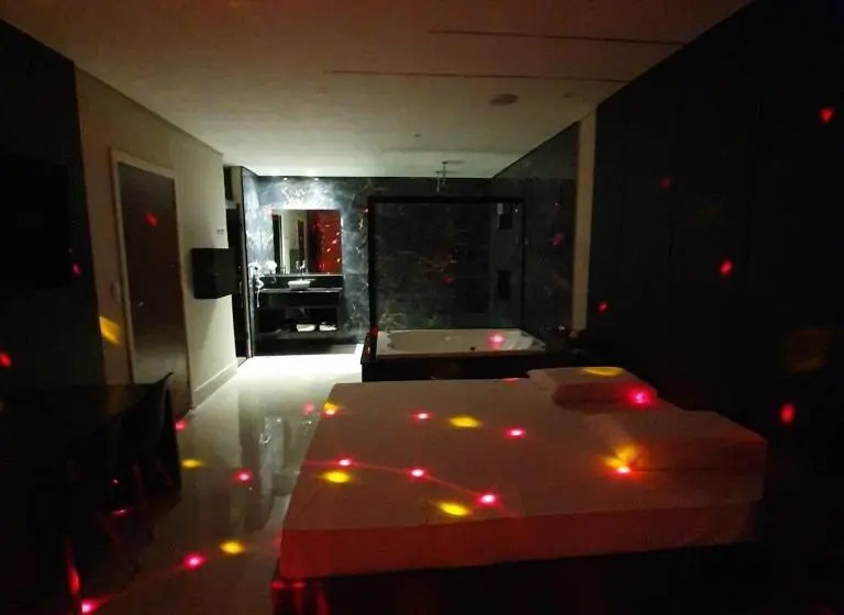 デラックススイート, Desejo Motel