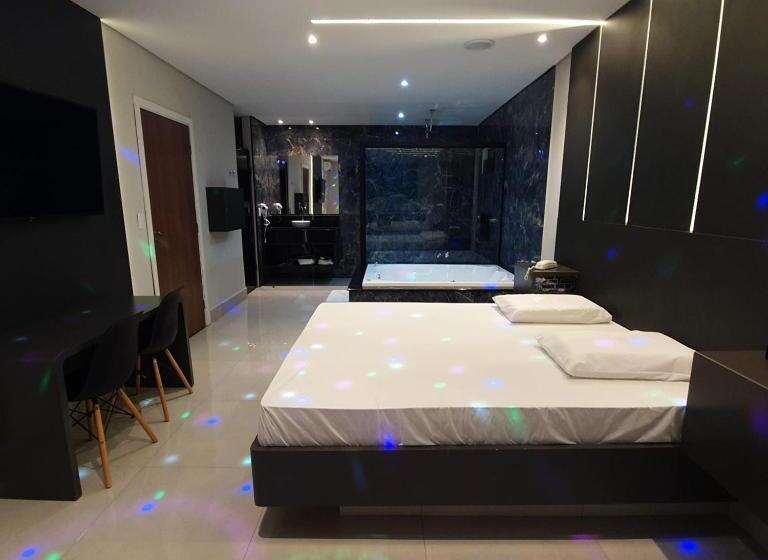 デラックススイート, Desejo Motel