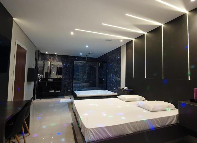 デラックススイート, Desejo Motel