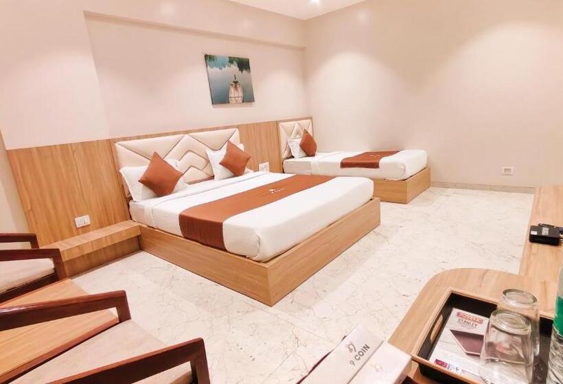 חדר דלוקס לשלושה, 9 Coin