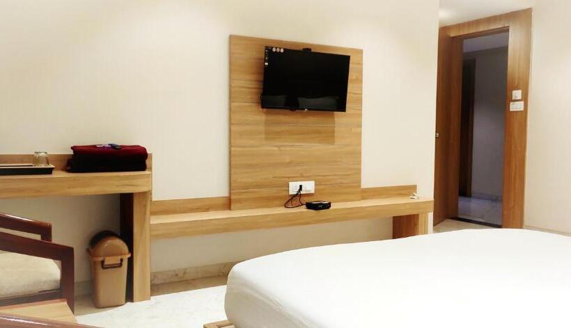 חדר דלוקס לשלושה, 9 Coin