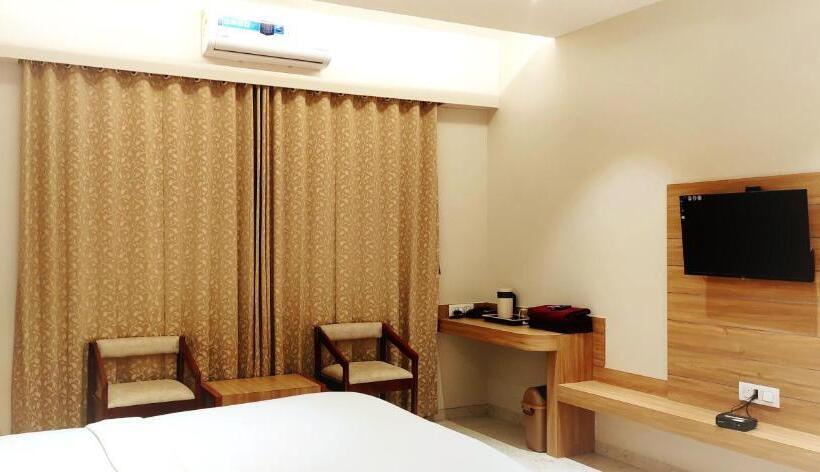 חדר דלוקס לשלושה, 9 Coin