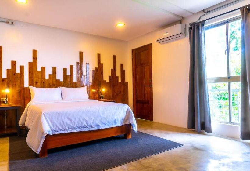 سوئیت با بالکن, Av Suites