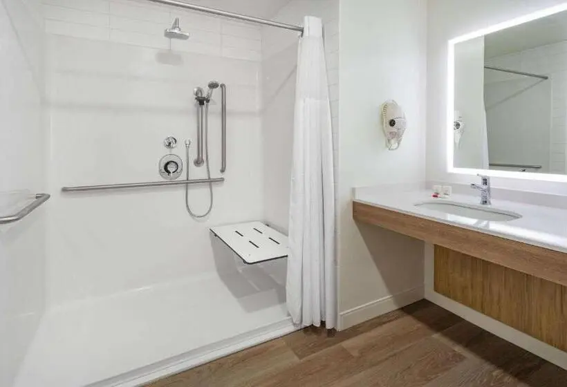 身障者適用クイーンサイズベッドルーム, Microtel Inn & Suites By Wyndham Summerside