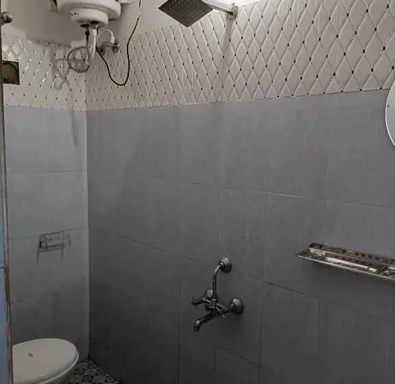Camera Economy, Molly S Hostel