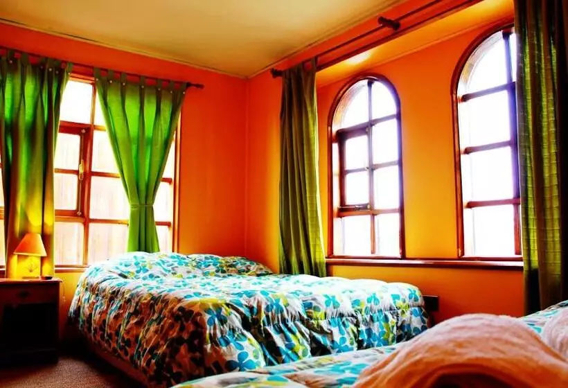 バスルーム共有のトリプルスタンダード, Hostal Torre De Babel