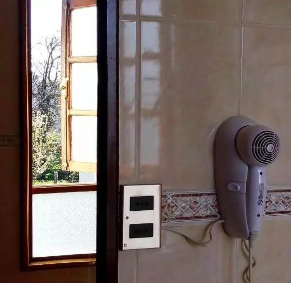 バスルーム共有のトリプルスタンダード, Hostal Torre De Babel