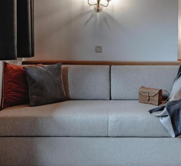 חדר משפחתי, Kathrin