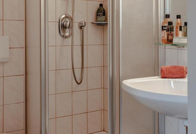 חדר משפחתי, Kathrin