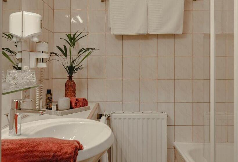 חדר משפחתי דלוקס, Kathrin