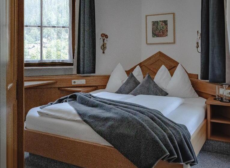 חדר משפחתי דלוקס, Kathrin