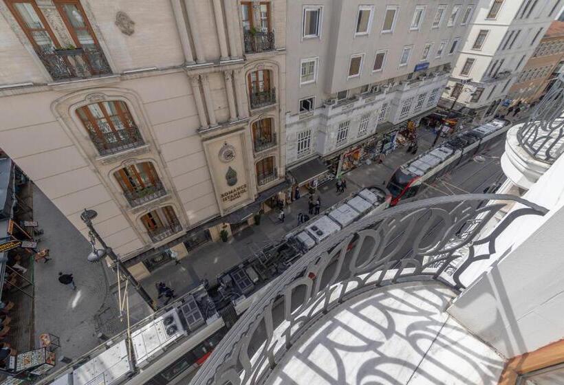 اتاق استاندارد سه نفره, Black Tulip