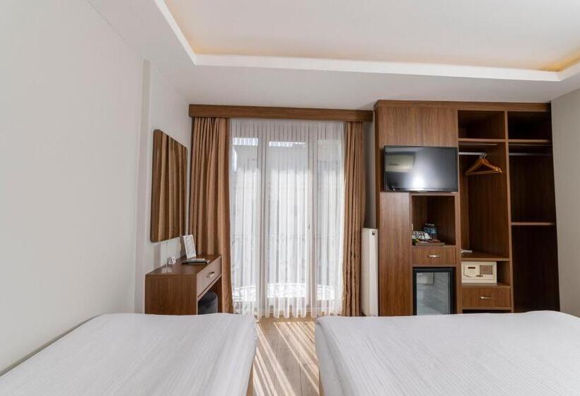 اتاق استاندارد سه نفره, Black Tulip