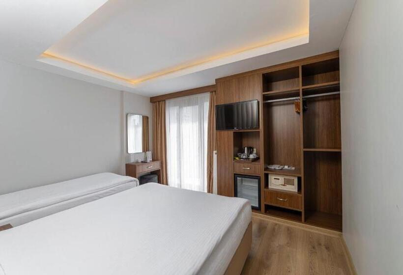 اتاق استاندارد سه نفره, Black Tulip