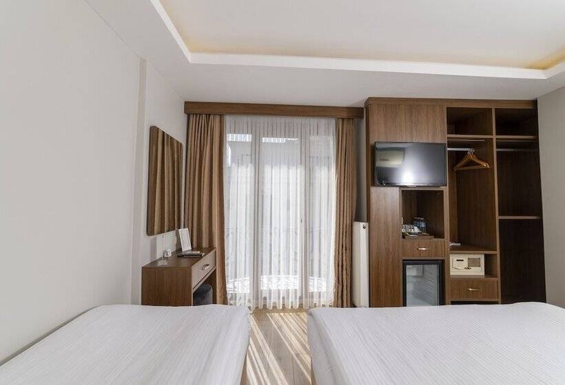 اتاق استاندارد سه نفره, Black Tulip