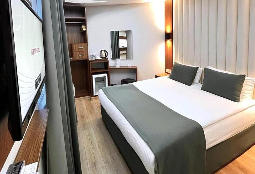 اتاق خانوادگی تودرتو, Black Tulip