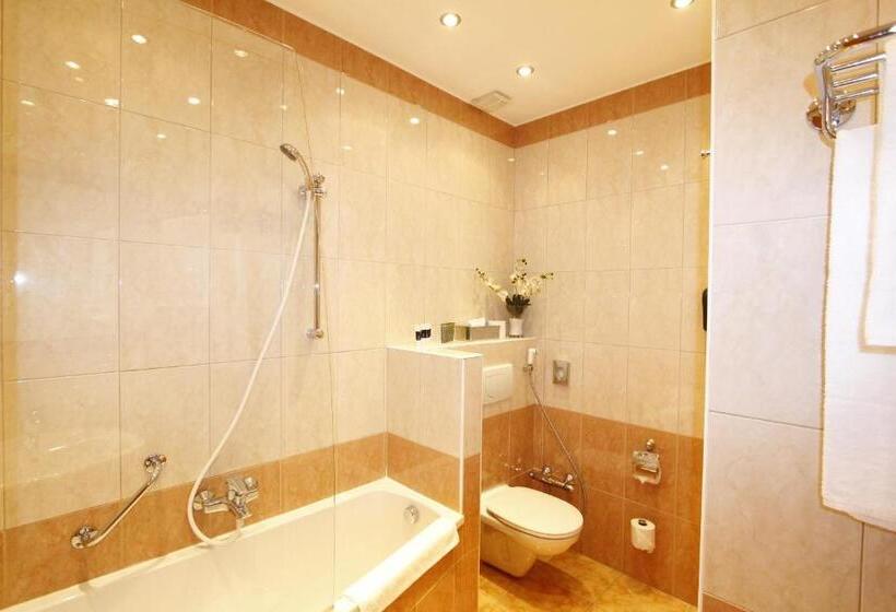 اتاق استاندارد سه نفره, Corvinus Vienna   Newly Renovated