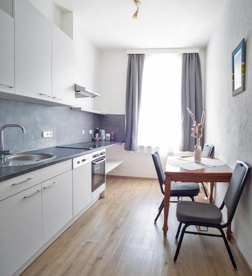 דירת חדר, Gisela