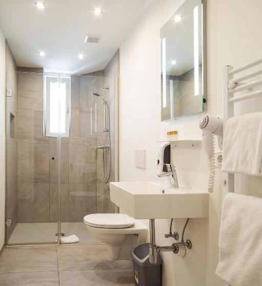 דירת חדר, Gisela