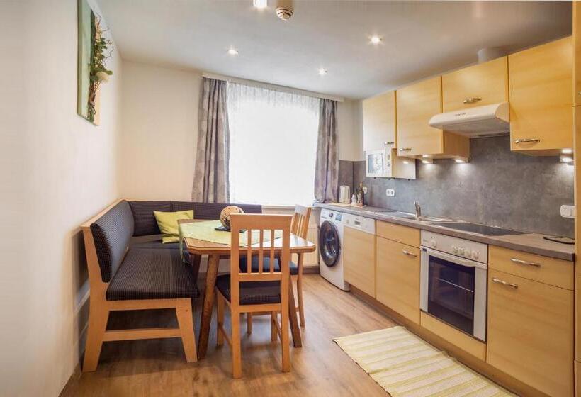 דירת חדר, Gisela