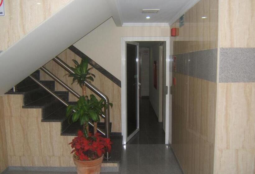 Economy Triple Room, Muevete Por Vargas