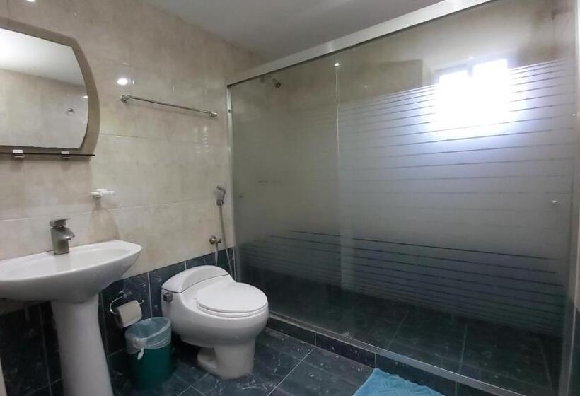 Economy Triple Room, Muevete Por Vargas