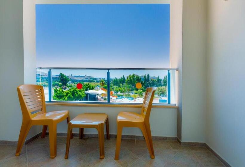 プールの見えるスタンダードトリプルルーム, Numa Konaktepe Hotel   All Inclusive